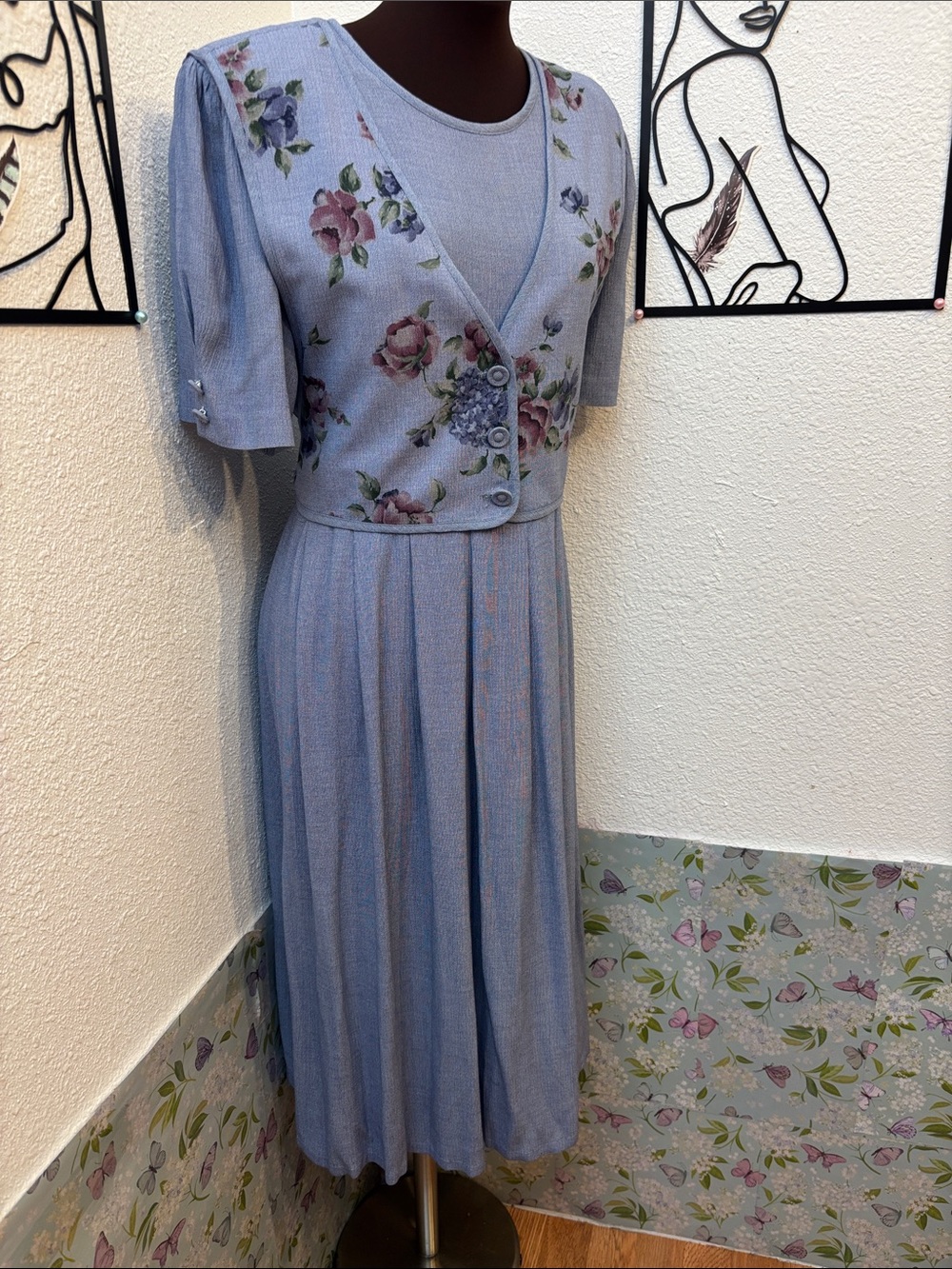 Vintage 1980’s J.B.S. Light blue floral tie-back midi dress. Size 12